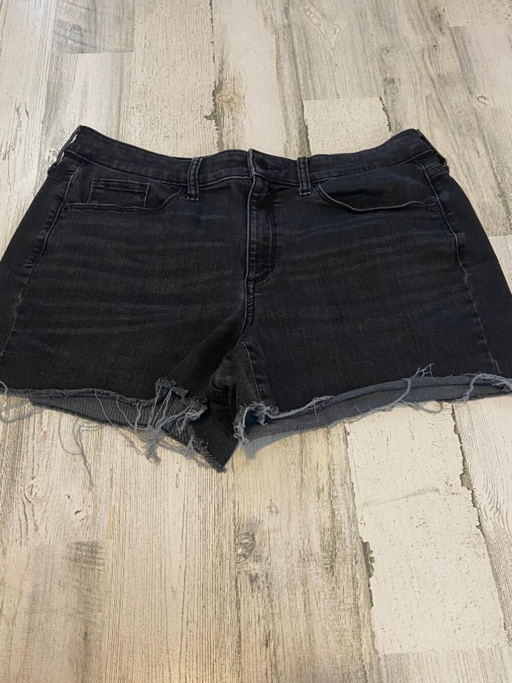 Universal Thread Women's Size 12 Black Wash Cutoff High Rise Midi Shorts